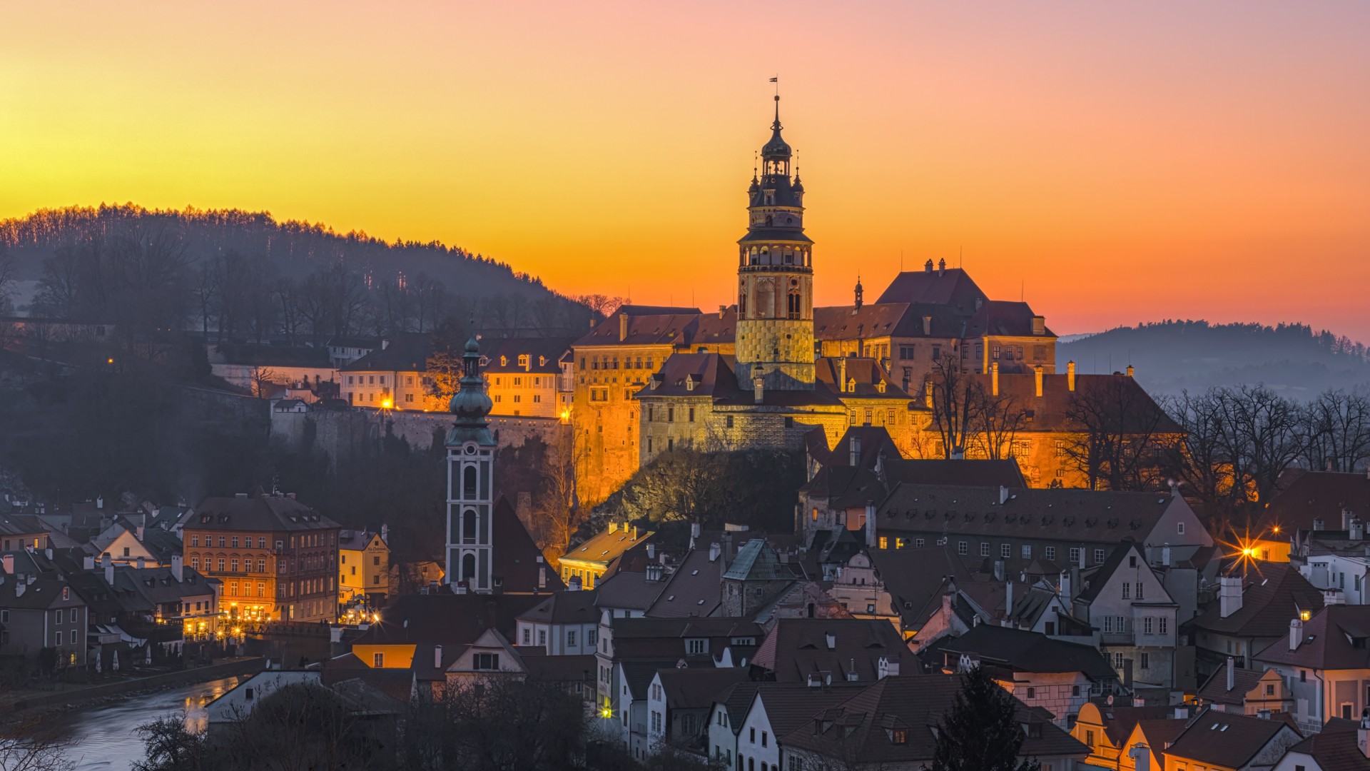 images/slides/cesky-krumlov-zamek-vecer.jpg